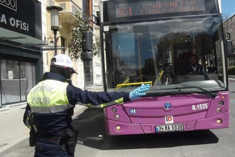 Polisten Tarlabaşı Bulvarı'nda corona vir&uuml;s denetimi