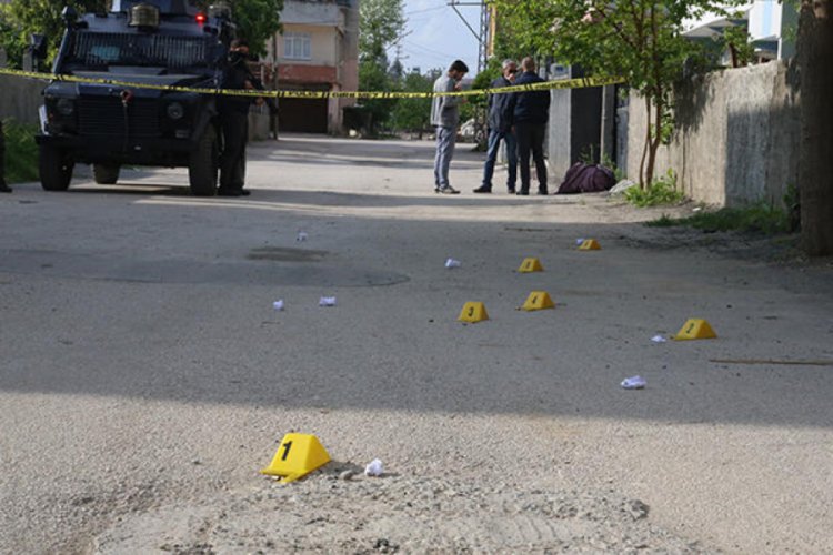 &Ccedil;&ouml;p d&ouml;kmek i&ccedil;in evden &ccedil;ıkan kadına silahlı saldırı