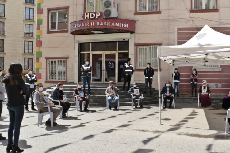HDP &ouml;n&uuml;ndeki eylemde 220'nci g&uuml;n
