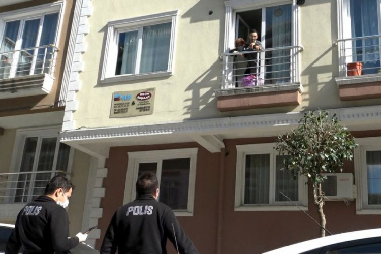 Koronavir&uuml;s testi pozitif &ccedil;ıkan kişinin yakınlarını sokakta g&ouml;r&uuml;nce polisi aradılar