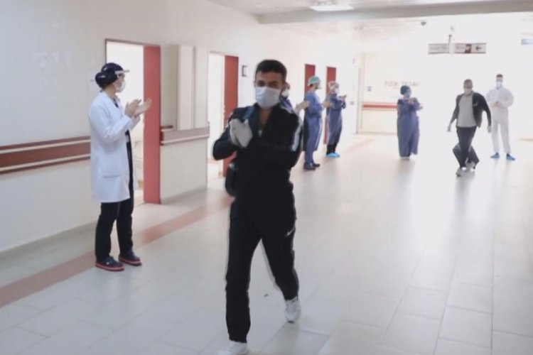 Erzurum'da 16 koronavir&uuml;s hastası alkışlarla taburcu oldu