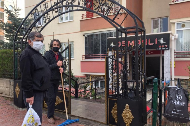Binalara girip elindeki sıvıyı her yere s&uuml;ren kadın paniğe neden oldu