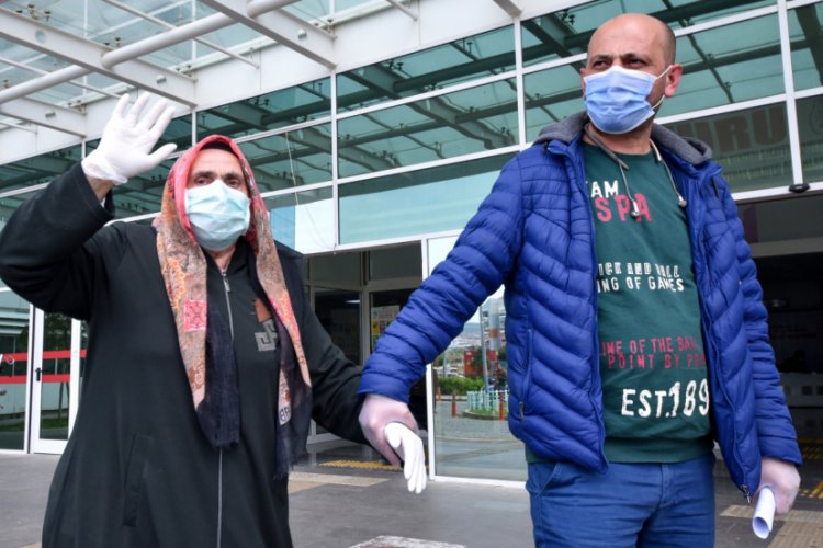 Koronavir&uuml;s&uuml; yenen kadın: &Uuml;z&uuml;nt&uuml;l&uuml;y&uuml;m, &ccedil;ift geldim tek gidiyorum