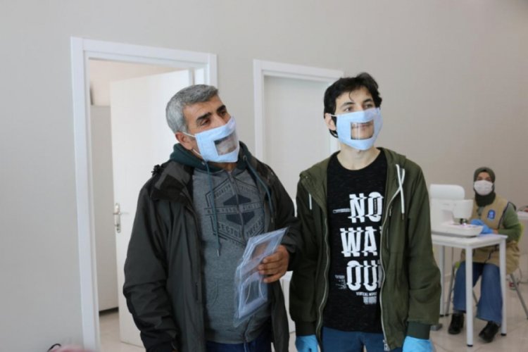 İşitme engelliler i&ccedil;in &ouml;zel maske &uuml;retildi