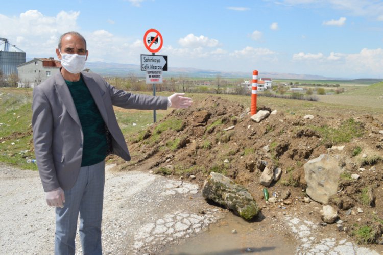 Muhtar, yolları kazarak mahalleye girişi kapattı
