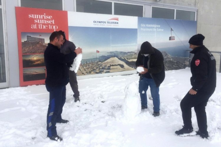 Antalya'nın zirvesine Nisan karı d&uuml;şt&uuml;