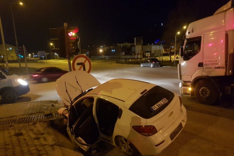 Kontrolden &ccedil;ıkan otomobil su kanalına &ccedil;arptı