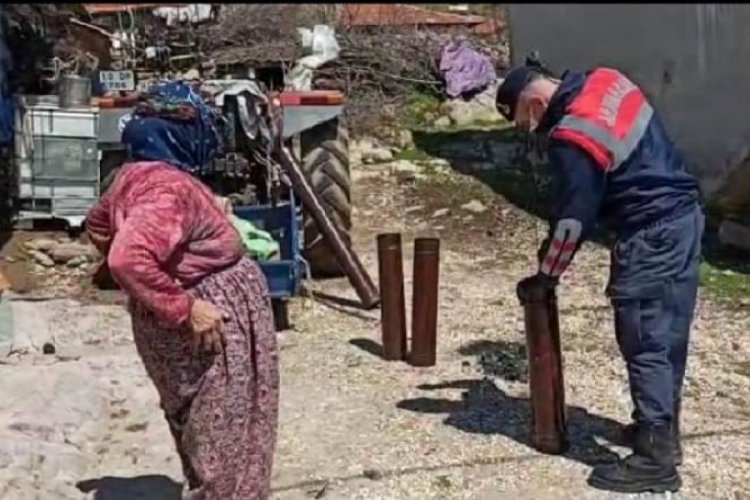 Jandarma yaşlı &ccedil;iftin soba borularını temizledi