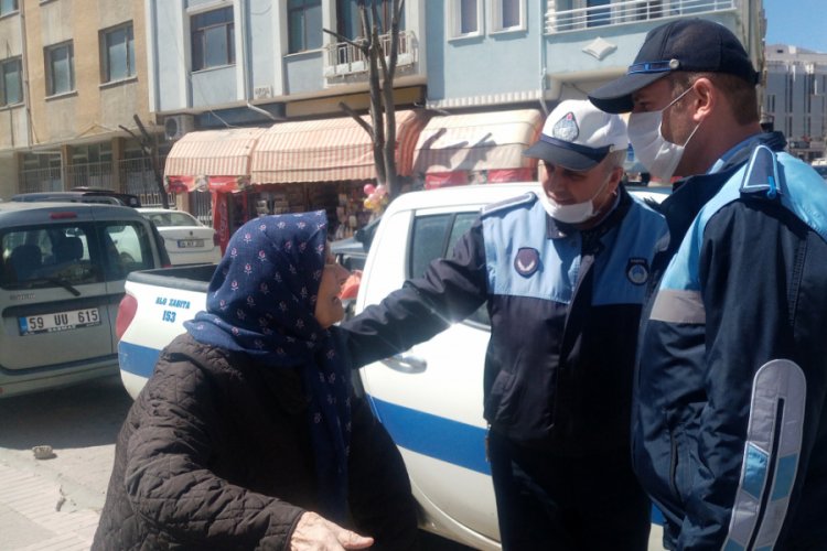 Yaşlı kadın pazara girmek istedi: "Bırakın beni, kendim g&ouml;r&uuml;p alayım"