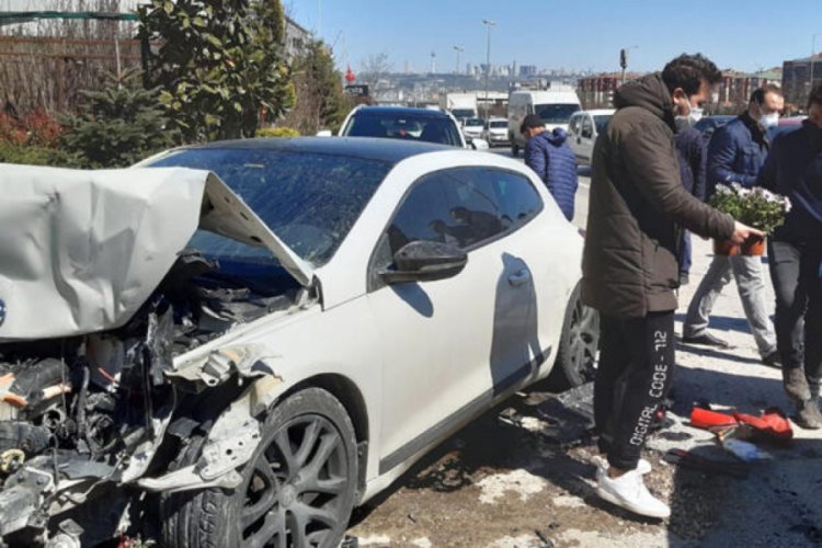 İki otomobil yol kenarındaki ara&ccedil;lara &ccedil;arptı