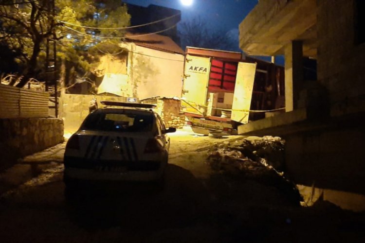 İnşaat malzemesi &uuml;zerine devrilen minik Hira &ouml;ld&uuml;