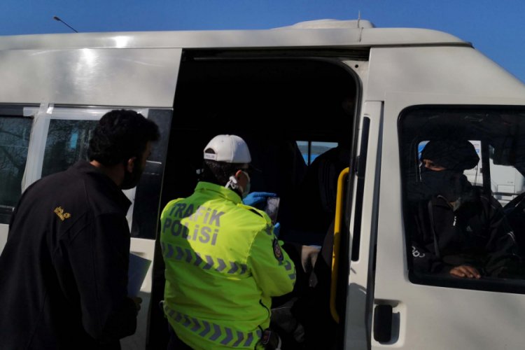 Bursa'da fazla yolcu taşıyan servis şof&ouml;r&uuml;ne ceza kesildi