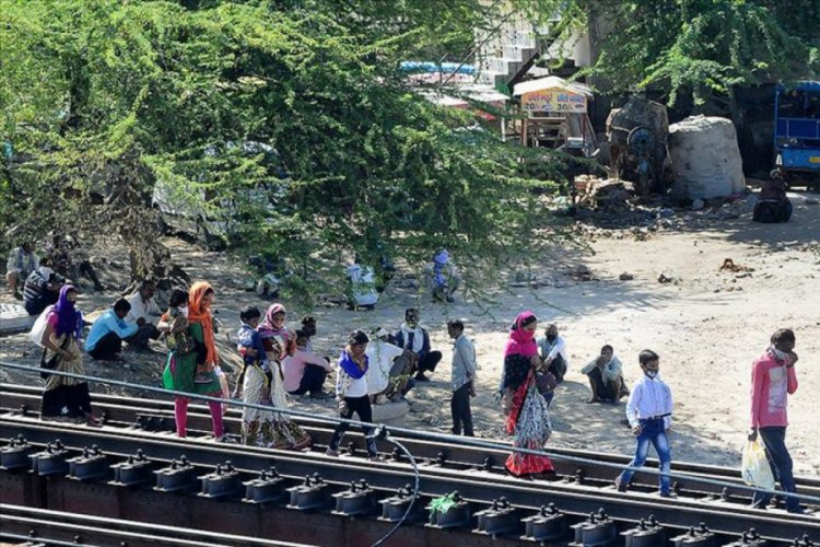 Hindistan'da Asya'nın en b&uuml;y&uuml;k gecekondu b&ouml;lgesinde Kovid-19 paniği