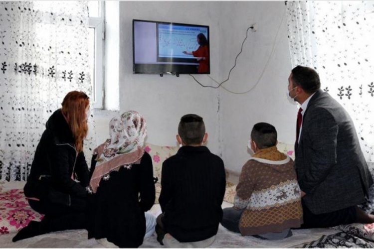 Öğretmenler, TRT EBA TV'den derslerini takip edemeyen öğrencilerine televizyon aldı