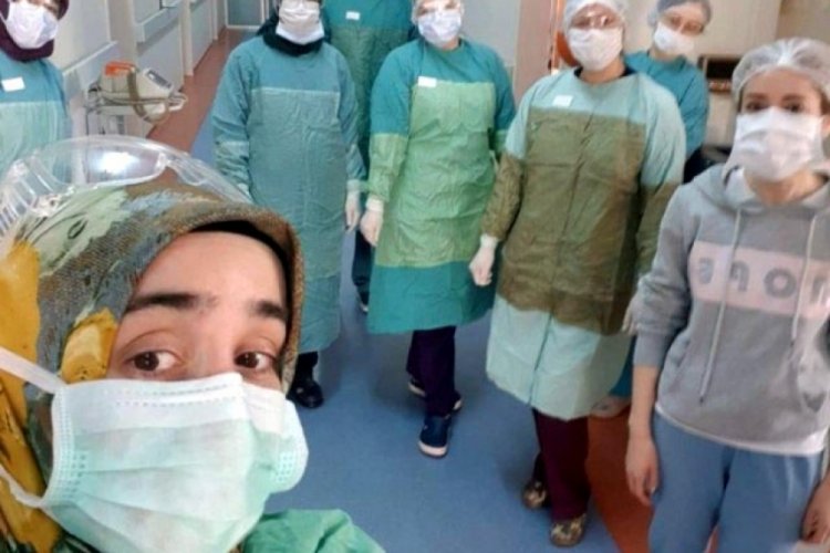 Koronavir&uuml;s&uuml; yenen doktor işine geri d&ouml;nd&uuml;