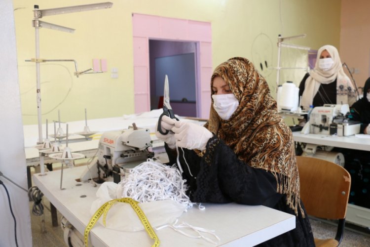 Suriye'de kadınlar maske &uuml;retimine başladı