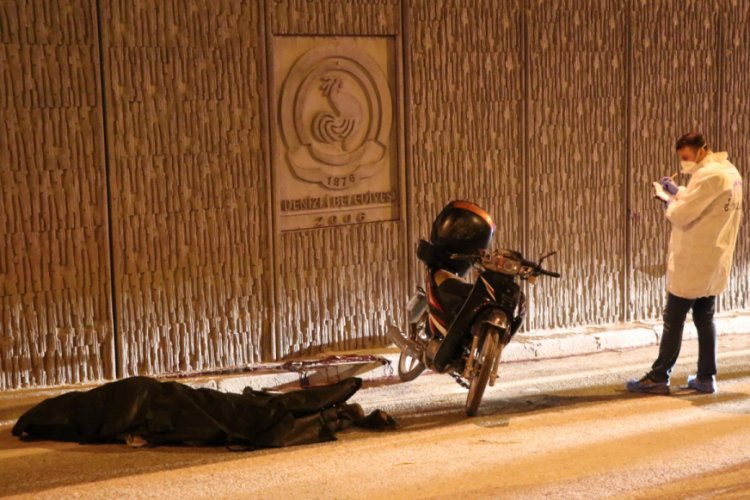 Motosiklet s&uuml;r&uuml;c&uuml;s&uuml; duvara &ccedil;arptı