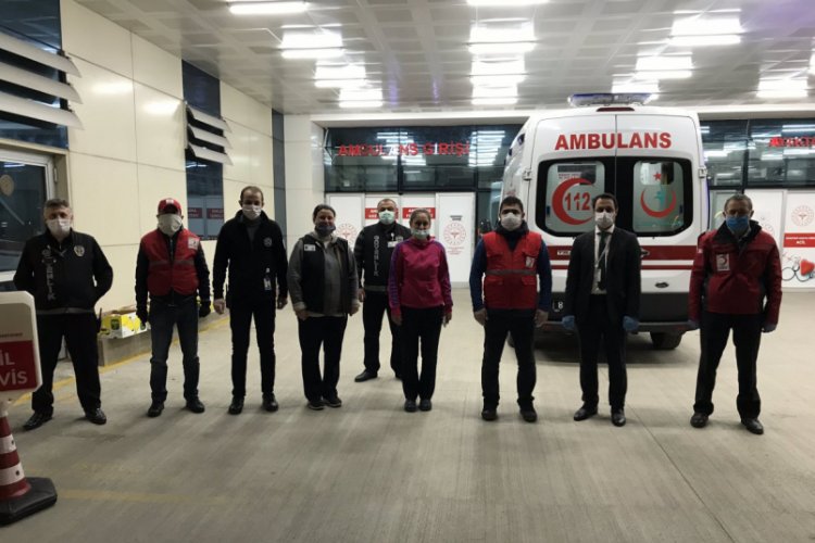 D&uuml;zce'de Kızılay'dan sağlık &ccedil;alışanlarına moral ikramı