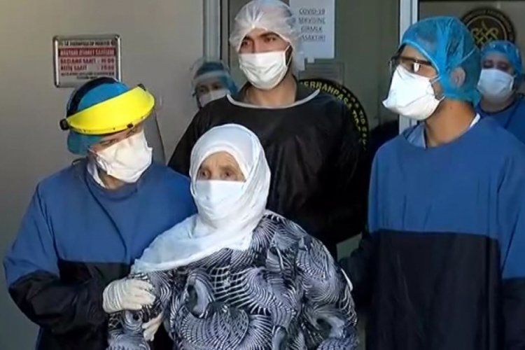 Cerrahpaşa'da koronavirüsü yenen doktor ve 90 yaşındaki kadın taburcu oldu