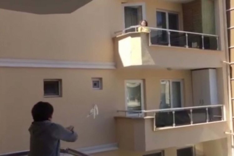 Bursa'da çocuklar, balkonlar arasına kurdukları düzenekle mesajlaşıp, eğlendi