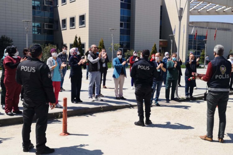 Bursa'da sağlık çalışanlarından polis ekiplerine alkışlı kutlama