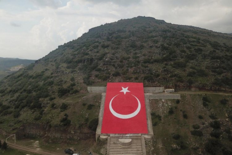 Terörist başının resmi yerine Türk bayrağı yapıldı
