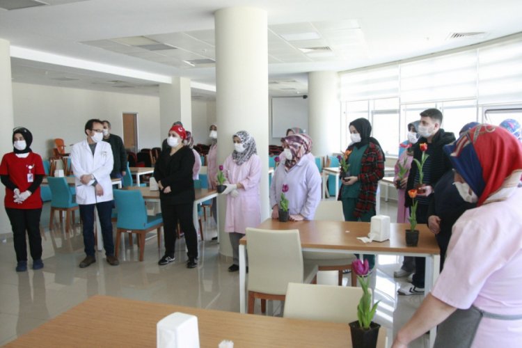 Bursa'da sağlıkçılar temizlik personelini alkışladı