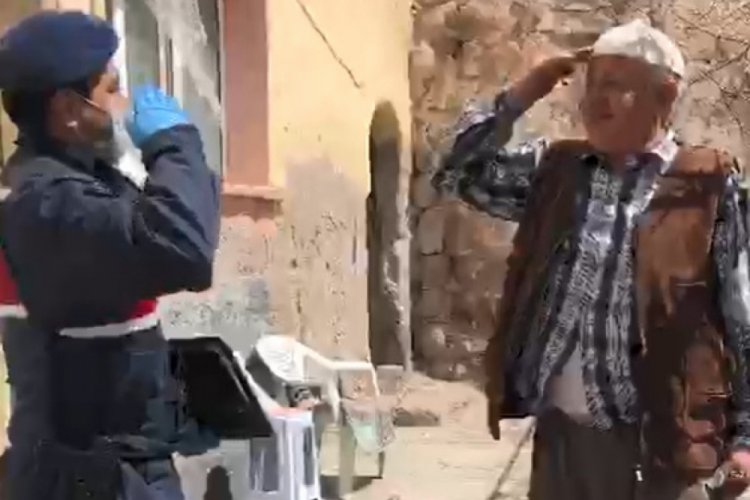 Emekli maaşını evine getiren jandarmayı asker selamıyla karşıladı