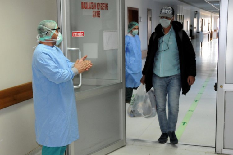 Virüsü yenen İranlı Zeighami, alkışlarla taburcu edildi
