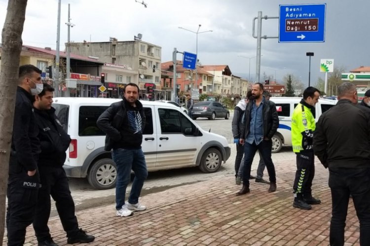 Kavga ihbarına giden polislere yaş pasta ikramı