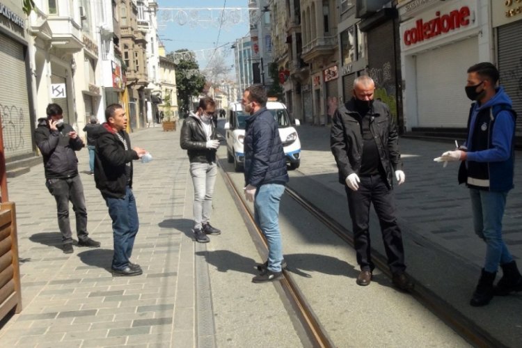 Taksim'de sokağa çıkan gence ceza