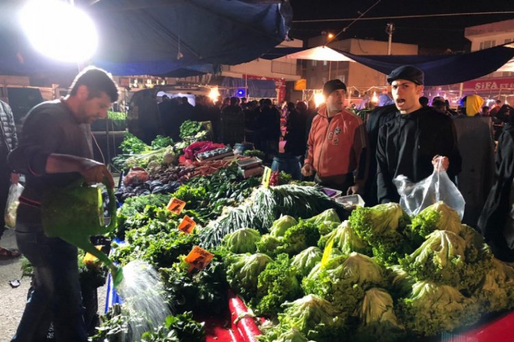 Bursa'da vatandaşlar gece yarısı pazara akın etti