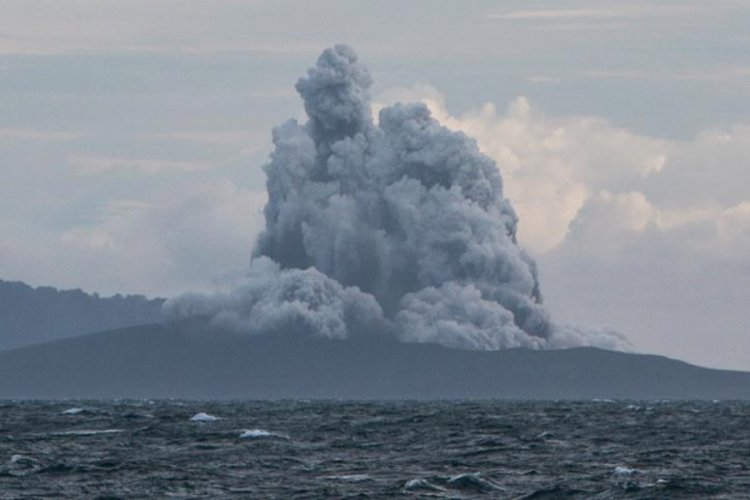 Endonezya'da Anak Krakatau Yanardağı patladı