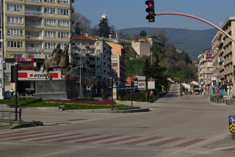 Bursa'nın meydan ve yollarında sessizlik hakim
