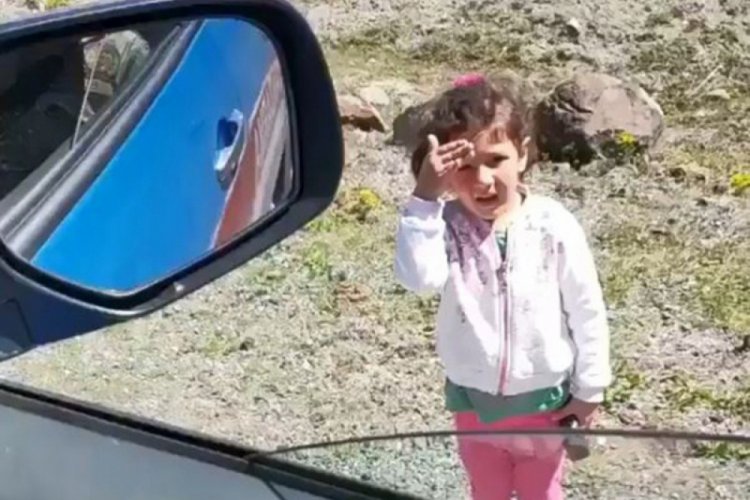 İşte selam veren o k&uuml;&ccedil;&uuml;k kız