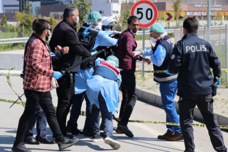 Corona Vir&uuml;s&uuml; testi pozitif &ccedil;ıkınca polislere dehşeti yaşattı