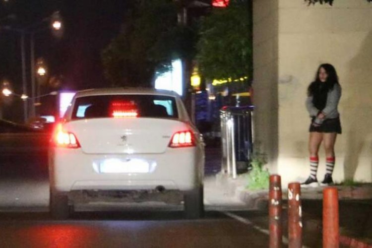 Yasağa rağmen caddede fuhuş pazarlığı yaptı