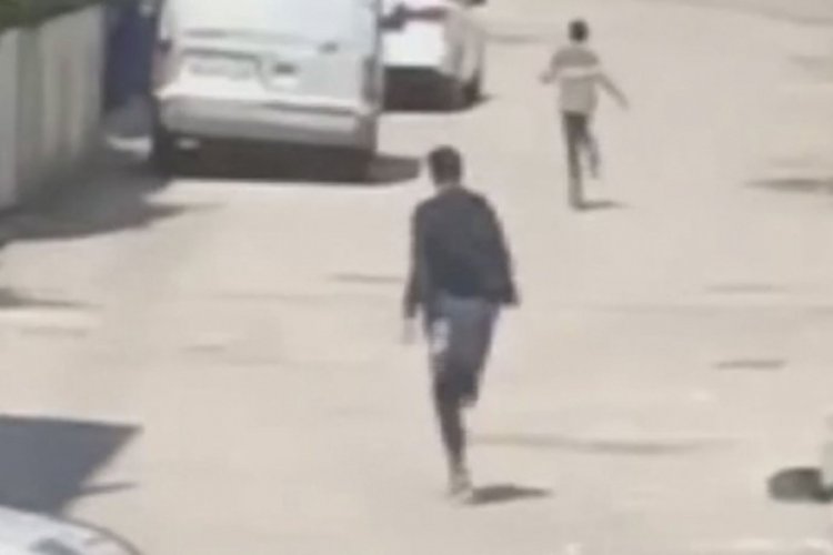 Sokağa &ccedil;ıkma yasağını ihlal eden gen&ccedil;ler, doğalgaz dağıtım aracını polis sandı