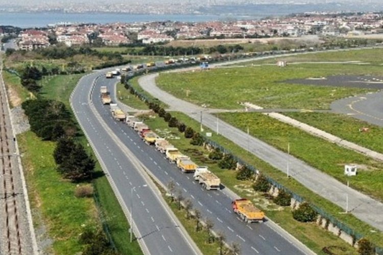 Atat&uuml;rk Havalimanı'nda &ccedil;evresindeki kilometrelerce kamyon kuyruğu