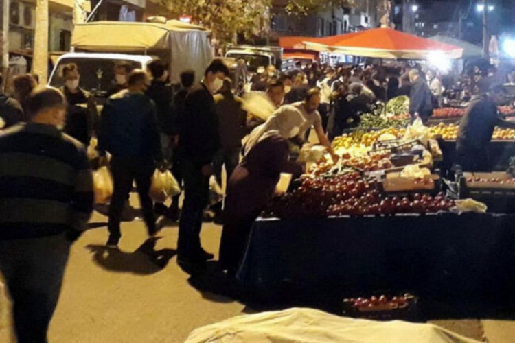 Gece pazarı kuruldu, sosyal mesafe akıllara bile gelmedi!