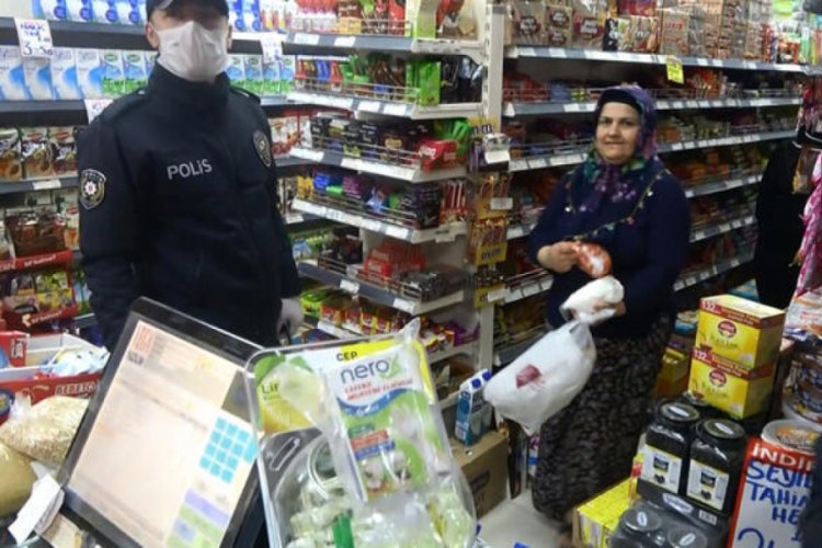 M&uuml;şteriler saklandı, market sahibi "zorla i&ccedil;eri girdiler" dedi