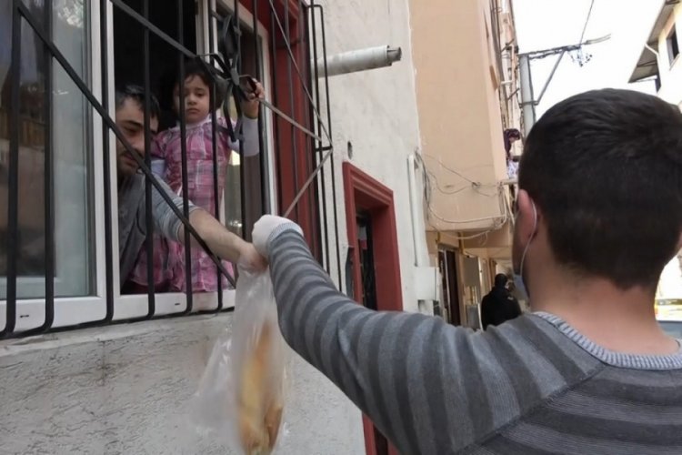 Bursa'da fırıncılar kapı kapı ekmek g&ouml;t&uuml;rd&uuml;
