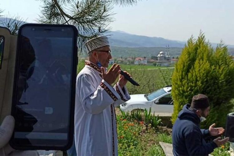 Sokağa &ccedil;ıkma yasağında, cenazede cep telefonuyla canlı yayın