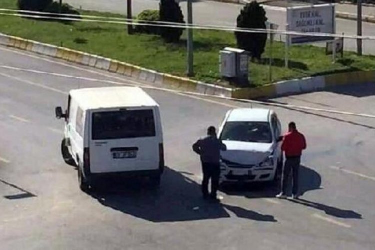 Boş yolda kaza yaptılar