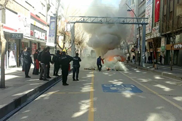 Geri d&ouml;n&uuml;ş&uuml;m aracındaki atıklar alev aldı