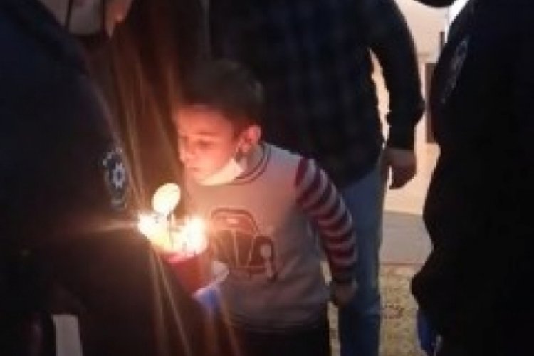 Polisten 7 yaşındaki Ali Aras'a 'doğum g&uuml;n&uuml;' s&uuml;rprizi