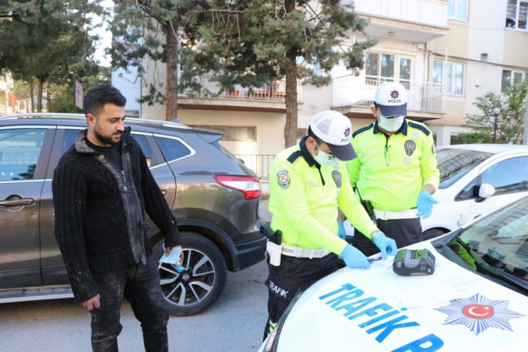 Yasağı delen sahte plakalı otomobilin s&uuml;r&uuml;c&uuml;s&uuml;ne 7 bin 500 TL ceza