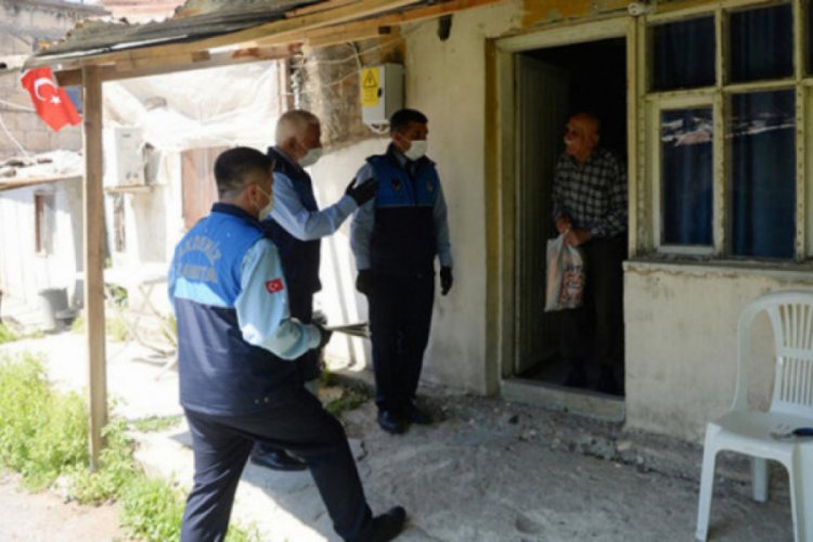 Evine ekmek getiren ekipleri g&ouml;r&uuml;nce g&ouml;zyaşlarını tutamadı
