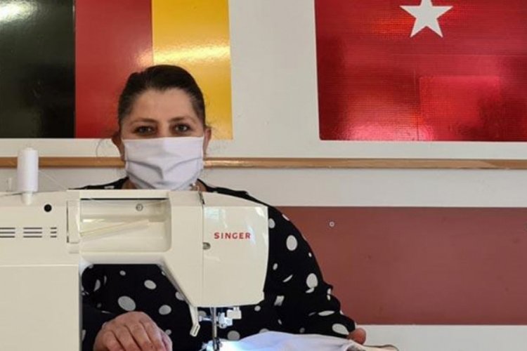 Almanya'da T&uuml;rkler corona vir&uuml;s i&ccedil;in maske dikip &uuml;cretsiz dağıtıyor