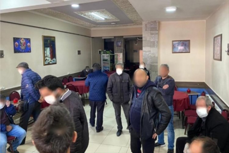 Kahvehanedeki 10 kişiye para cezası kesildi